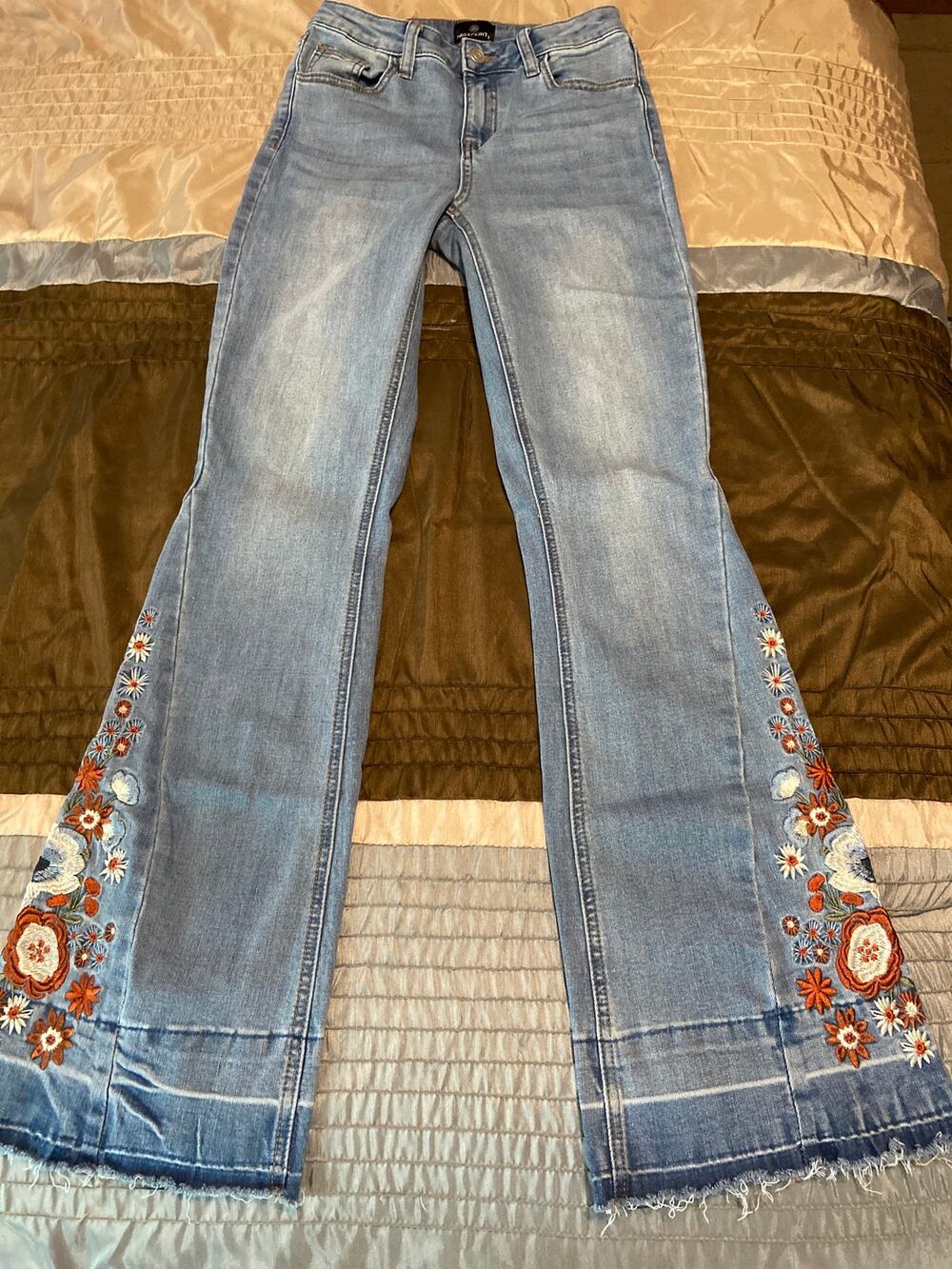 Prosperity light wash flower embroidered jeans Size 26